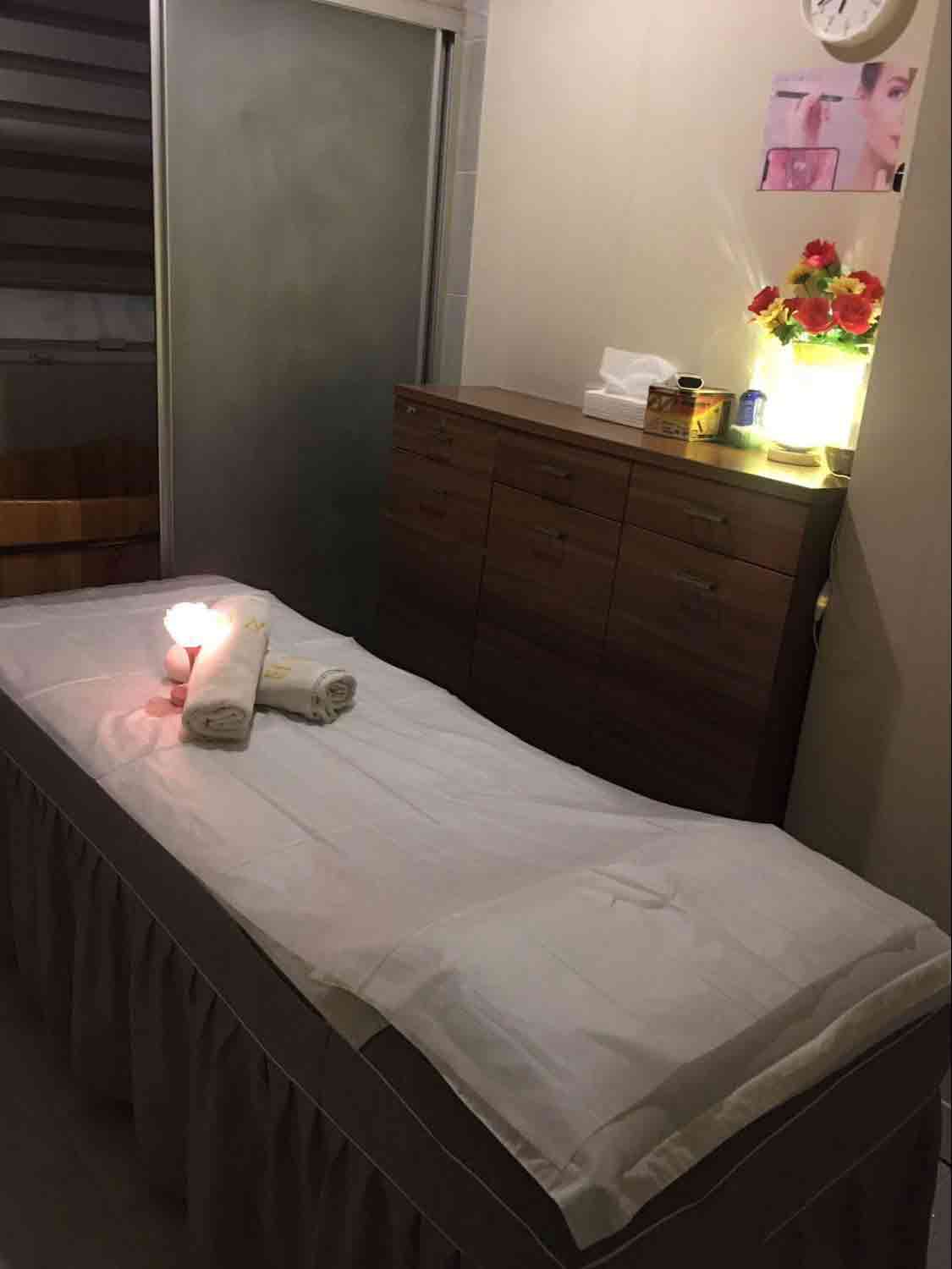 Clean and tidy massage bed ready to welcome customers