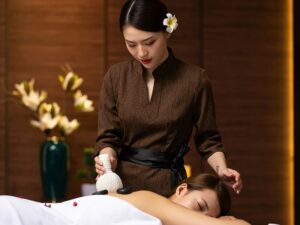 A professional massage therapist is currently providing service to a customer.